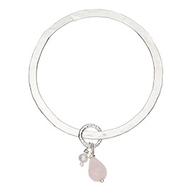 JR14RQ Flat hammered bangle with large rose quartz and pearl