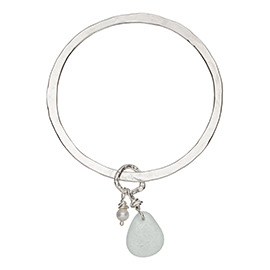 BHMT4G Flat hammered bangle with sea glass and pearl