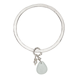 BHMT4G Flat hammered bangle with sea glass and pearl