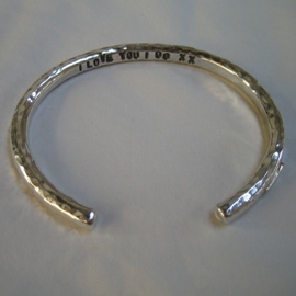 BC12 Mens hammered silver bangle with 18ct gold heart and customised hand stamped message
